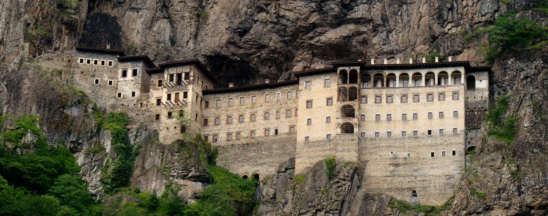 صومعه‌ی سوملا که در دل صخره‌ها و در مکانی دشوار شاخته شده